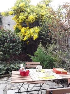 een picknicktafel met een mand en twee kopjes erop bij Mimosa House in Turijn