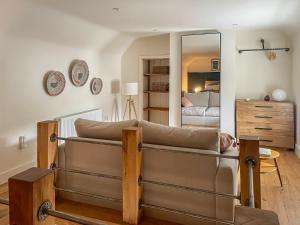 ein Wohnzimmer mit Sofa und ein Schlafzimmer in der Unterkunft Fonseca Cottage in Aberfeldy