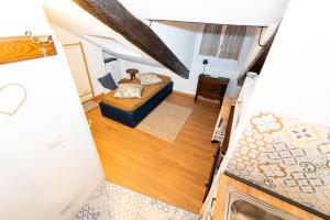 einen Blick über ein Wohnzimmer mit Sofa in der Unterkunft sotto i tetti di Torino mansarda di Gil in Turin