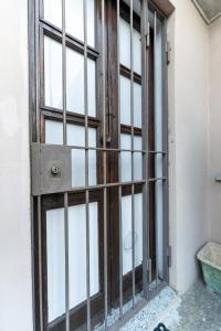 eine offene Tür mit Metallstangen an einem Gebäude in der Unterkunft sotto i tetti di Torino mansarda di Gil in Turin
