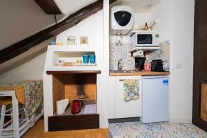 uma pequena cozinha numa pequena casa em sotto i tetti di Torino mansarda di Gil em Turim