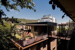 - un balcon avec vue sur la cour dans l'établissement Carlos Paz Departamentos, à Villa Carlos Paz