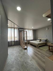 1 dormitorio con 1 cama en una habitación con ventanas en Отель Меридиан en Zolotonosha