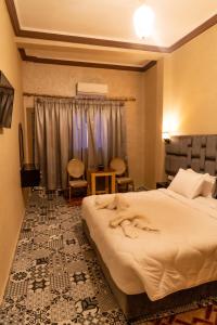 Llit o llits en una habitació de HOTEL LA VALLEE DES KASBAHS CHEZ ILYAS