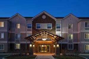 eine Außenansicht eines Gebäudes in der Unterkunft Staybridge Suites Fort Wayne, an IHG Hotel in Fort Wayne