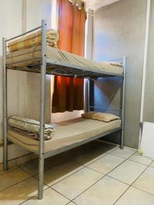 Johannesburg的住宿－Rosebank Hostel，客房内的两张双层床