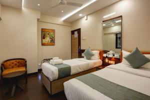 Postel nebo postele na pokoji v ubytování Hotel Ozone Inn Colaba