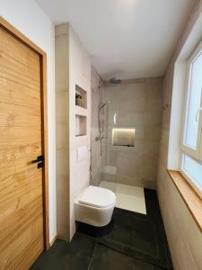 un piccolo bagno con servizi igienici e finestra di Logement cocooning à Barr a Barr