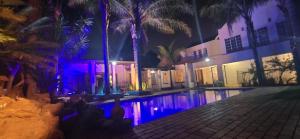 Johannesburg的住宿－六瓦克大道旅館，一座晚上设有游泳池的房子