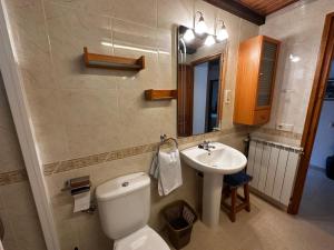 a bathroom with a toilet and a sink at Apartament Casa Sastre in Espot