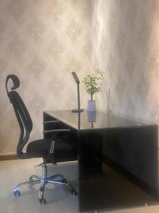 シャー・アラムにあるAika Homestayのガラスの机(椅子、植物付)
