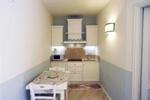 a small kitchen with a small table in a room at San Gimignano, Siena La casina di Zigino in San Gimignano
