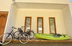 ein Fahrrad und ein Kanu neben einem Haus in der Unterkunft Pingueral · Nueva y hermosa Casa Pingueral in Dichato