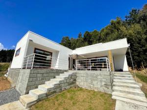 una casa blanca con pasos de hormigón delante en Pingueral · Nueva y hermosa Casa Pingueral, en Dichato