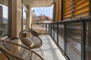 ハルラホフにあるLarge apartment with balcony in Harrachovの家の景色を望むバルコニー(椅子2脚付)
