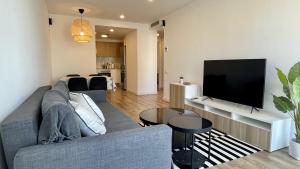 a living room with a couch and a flat screen tv at Ribalta 1-1 in L'Escala