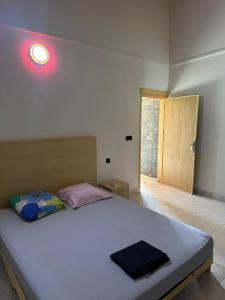 sypialnia z łóżkiem z lampką na ścianie w obiekcie Villa Clémentine piscine privée - 6 pers w mieście Berkane