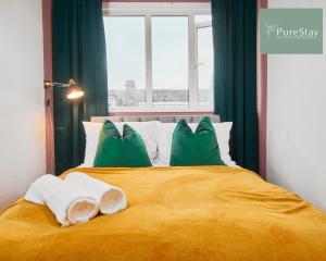 1 cama con 2 toallas y ventana en Fantastic Four Bedroom House By PureStay Short Lets & Serviced Accommodation Leeds With Parking, en Headingley
