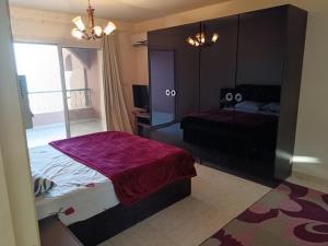 sypialnia z 2 łóżkami i lustrem w obiekcie Villa for Rent @ El Fanar Resort (Zaafarana-Sokhna) w mieście Ajn Suchna