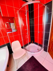 a red bathroom with a shower and a toilet at Komfortowy pokój dla dwojga z balkonem Marcinkowicka in Nowy Sącz
