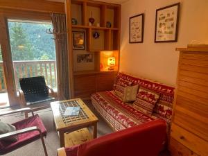 a living room with a couch and a table at Appartement Méribel, 2 pièces, 6 personnes - FR-1-411-717 in Les Allues