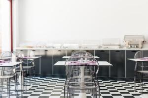 Restoran või mõni muu söögikoht majutusasutuses MAR n MAR CROWN HOTEL-SUITES