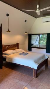 a bedroom with a bed and a window at Eco Hotel Villas del Tortuguero in Cariari
