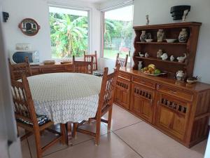 a dining room with a table and chairs and a window at La siempre bella Tamiahua in Tamiahua