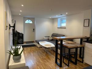 ein Wohnzimmer mit Sofa und Tisch in der Unterkunft Apartament Ratvika in Ålesund