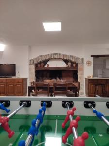 ein Wohnzimmer mit einem Tisch mit Baseballschlägern in der Unterkunft Villa Vetti in Ugento