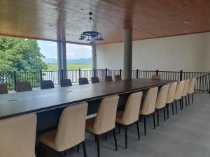 uma grande sala de conferências com uma mesa longa e cadeiras em Waters Edge Liwonde em Liwonde