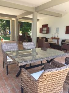 - Sala de estar con mesa y sillas en Waters Edge Liwonde en Liwonde