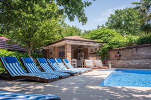 Bazén v ubytování Villa Amalia Apartments nebo v jeho okolí