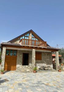 una casa con balcone sopra di Vila Ramaj a Berat