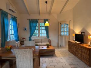 uma sala de estar com uma mesa e um sofá em Club Seru Coral em Willemstad