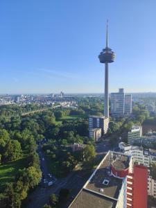 una vista aerea di una città con una torre alta di Ferienwohnung in Köln 2910 a Colonia