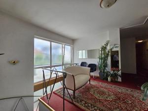 新伊森堡的住宿－新伊森堡霍斯旅館，一个带椅子和桌子的办公室和一个窗口