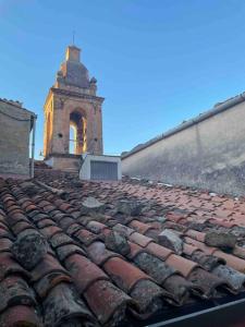 un vecchio edificio in mattoni con una torre in cima a un tetto di La casa nel cortile a Castelbuono