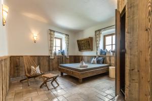 Pokój z łóżkiem, krzesłem i oknami w obiekcie Residence Kronenwirt w mieście Parcines +37 zdjęć