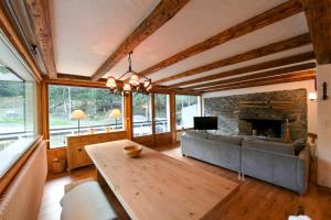 Posezení v ubytování Chalet des Écureuils - Grand chalet familial proche des pistes avec parking