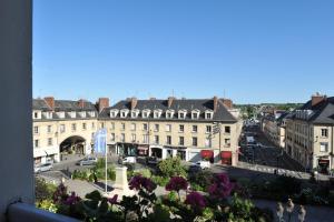une vue d'une rue de la ville avec des bâtiments dans l'établissement L'Appart Gîte de Charme, à Compiègne