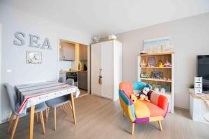 - une salle de jeux pour enfants avec une table et des chaises dans l'établissement The Beach House, à Ostende