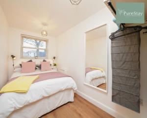 um quarto com uma cama e um espelho grande em Stunning Two Bed Apartment By PureStay Short Lets & Serviced Accommodation Leamington With Free WiFi em Leamington Spa