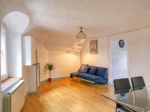 - un salon avec un canapé bleu et une table dans l'établissement T2 proche du château de Blois, à Blois