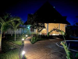 O grădină în afara Paradiesische Villa Maisha Mazuri mit Pool. Terrasse und Personal