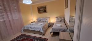 ein kleines Schlafzimmer mit 2 Betten und einem Fenster in der Unterkunft BAROKA HOUSE Venice in Mestre