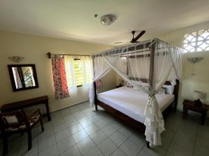 Un pat sau paturi într-o cameră la Paradiesische Villa Maisha Mazuri mit Pool. Terrasse und Personal +36 fotografii