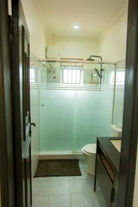 ein Bad mit einer Dusche, einem WC und einem Waschbecken in der Unterkunft MANDJ STAYS in Seeta