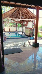 - une piscine extérieure avec une pergola et une piscine dans l'établissement CELUK VILLA, à Amed