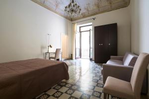1 dormitorio con 1 cama, 1 sofá y 1 silla en B&B del Massimo, en Palermo